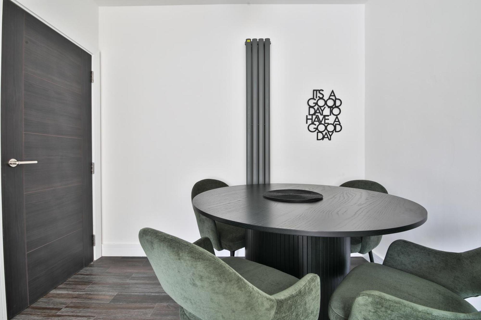 Amber Vista 2 Bedroom Apartments- Supermarket, Coffee Shop, Restaurants & Parking Below Кардифф Экстерьер фото